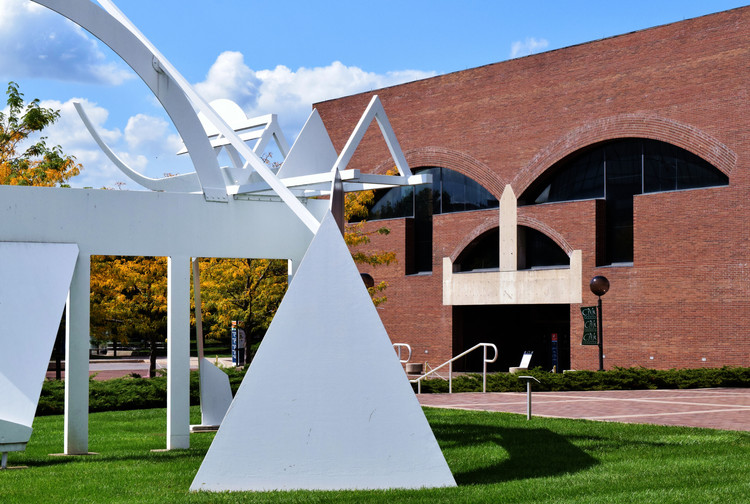 arts-united-building-with-sculpture